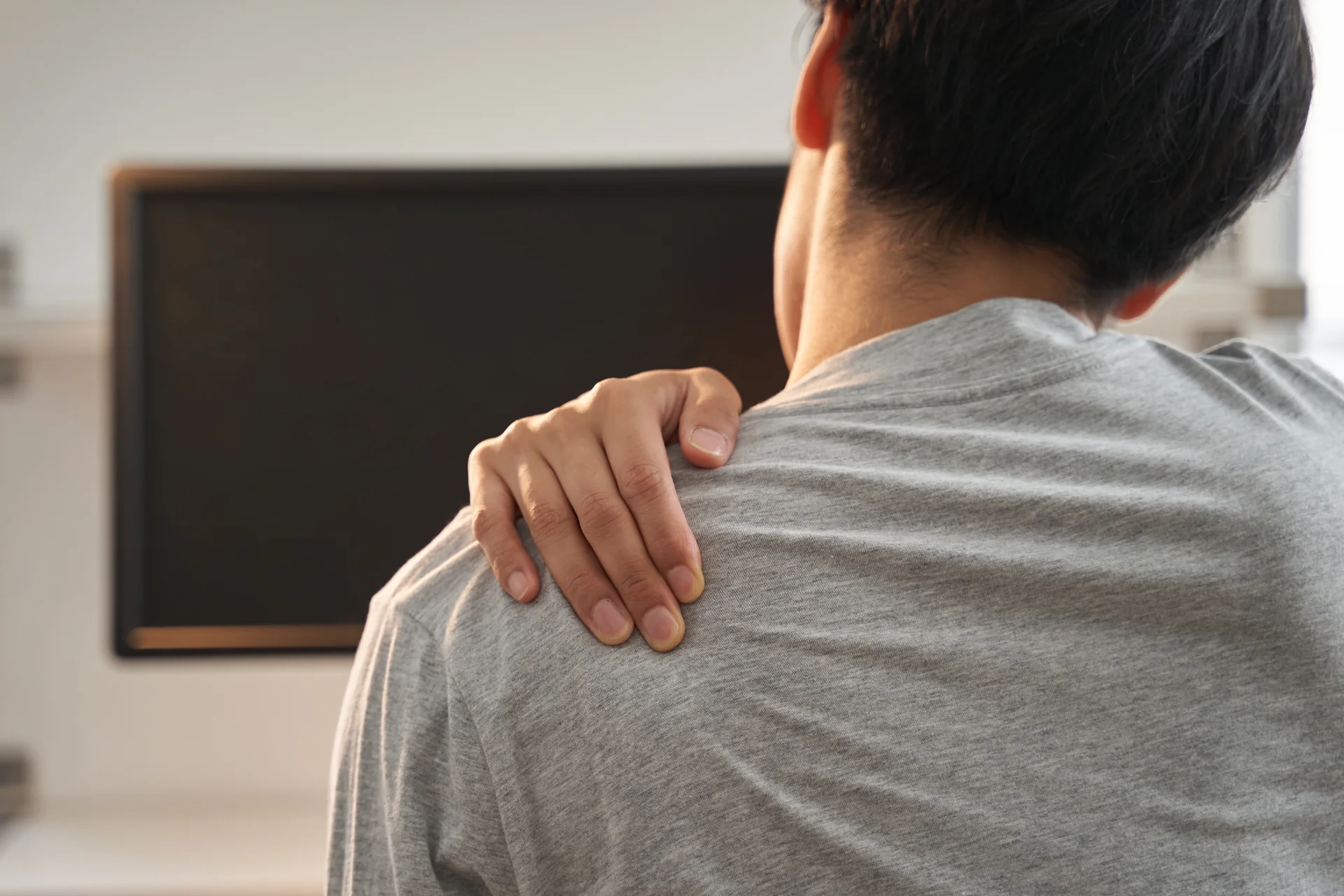 japanese male businessman with shoulder pain from 2026 03 23 22 49 52 utc